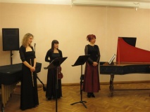 Mari-Liis Vihermäe (flööt), Helen Västrik (viiul), Ene Nael (klavessiin)