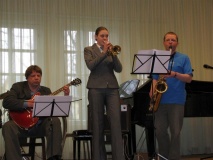 Kalmer Mosen (kitarr), Riina Reismaa (trompet) ja Anton Kogan (saksofon)