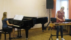 Triinu Ruuspõld (ksülofon) ja Martina Võrk (klaveril)