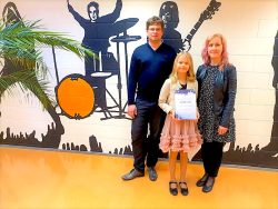 Gete-Ly Vija koos õpetajate Margot Suure ja Jürgen Järvpõlluga