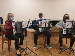 Akordionitrio koosseisus: õp Ave Astel, Georg Neimann ja Miriam Metsanurm