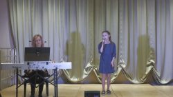 Laulab Lemme Salf, klaveril juhendav õpetaja Margot Suur