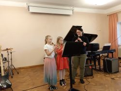 Kärt Eliise Sing, Hanna-Liisa Neimann ja õpetaja Oksana Iljašenko
