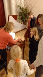 õp Ave Astel lastega klavessiini uudistamas