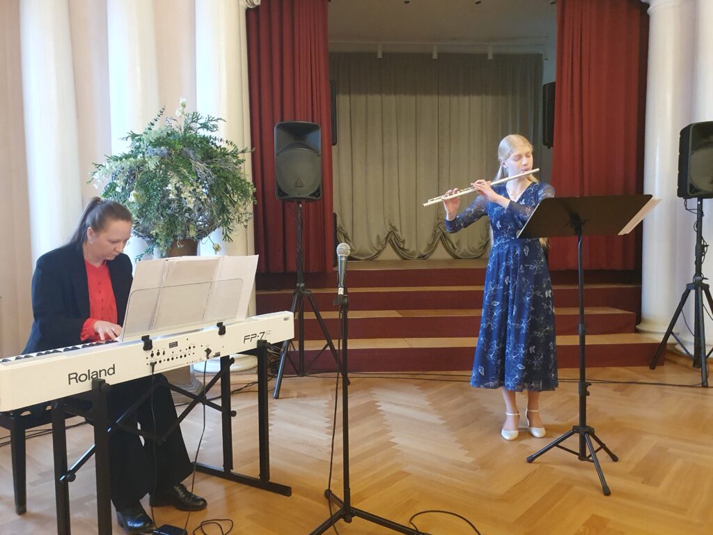 Vasakult Ieva Kostanda (klaver) ja Minna Emilia Vürst (flööt)