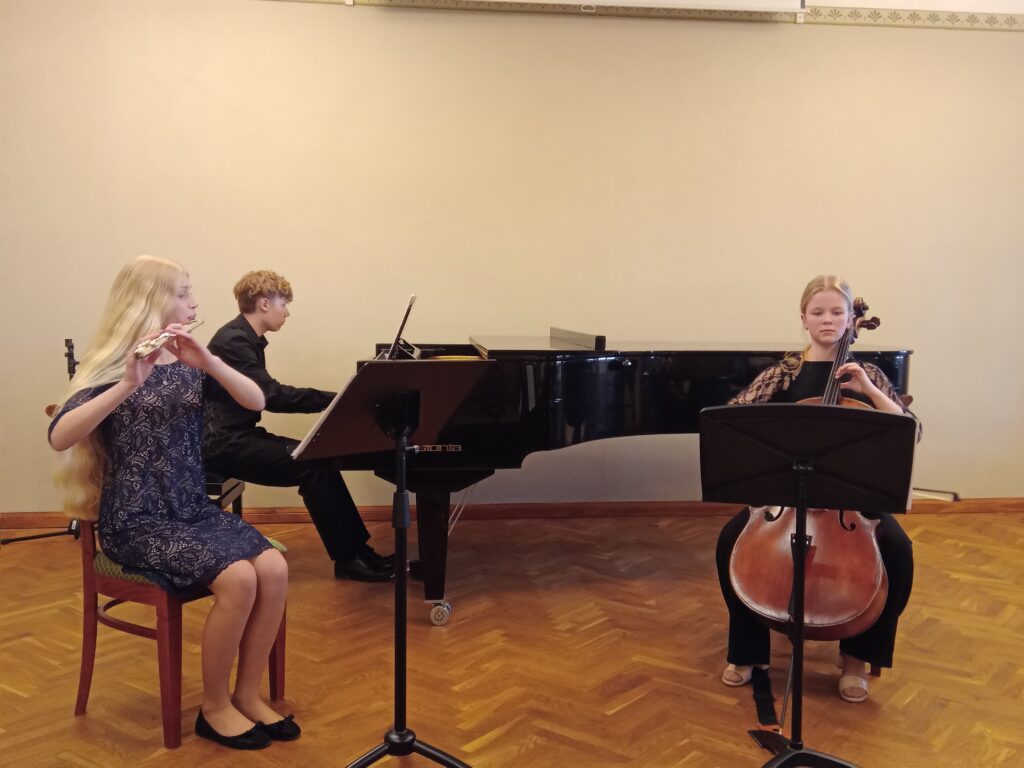 Trio - Markus Kadaste (klaver), Minna Emilia Vürst (flööt), Maali Toots (tšello)
