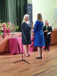 Räpina vallavanem pr Enel liin õnnitleb õp Martina Liiverit 20. a tööjuubeli puhul