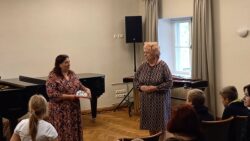 Kaja Hüsson tänab Ruusa Põhikooli nimel muusikakooli pillide tutvustamise, kontserdi ning ringkäigu eest.