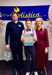 Noorima vanuserühma võitja Karl-Markkus Rebane koos õpetajate Margot Suure ja Jürgen Järvpõlluga