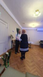 Muusikakooli direktor kingib kooli poolt lilled õpetaja Ilja Šarapovile