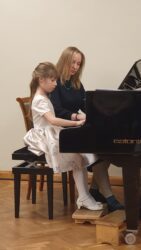 Esinevad Madli Narrusk ja õp Martina Liiver