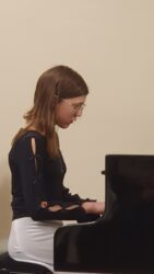 Esineb Eliise Rämson