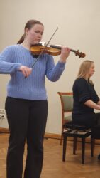 Esinevad Marleen Punnisk ja õp Martina Liiver