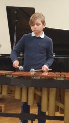 Esineb Hendri Pastak