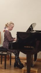 Esineb Isabella Närep