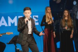 Esineb Karl-Markkus Rebane, taamal laulavad backi Gete-Ly Vija ja Lemme Salf.