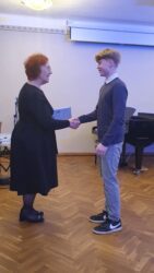 Abivallavanem Piret Rammo õnnitleb Alfred Vürsti