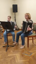 Esinevad Kristina Piirsalu ja õp Ave Astel