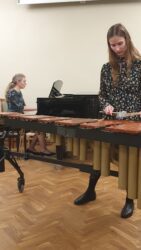 Esinevad Hanna-Marleen Oras ja õp Erene Petrova