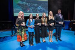 Ansambel LEGE`d koos õpetaja Margot Suure ja kontsertmeister Jürgen Järvpõlluga