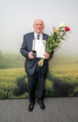 Teet Helm, kauaaegne vallavanem, endine vallavolikogu esimees ja liige pälvis Räpina vallavalitsuselt kuldmärgi ja POV-lt Põlvamaa vapimärgi