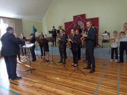 Orkester esineb Leevil