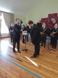 Orkester esineb Leevil