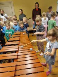 Räpina lasteaia "Vikerkaar" lapsed muusikakoolis pillidega tutvumas.