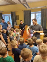 Lastead "Vikerkaar" lapsed pillidega tutvumas