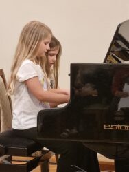 Klaveriduo Mariberl Küttmann ja Eimi Ootsing