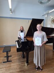 Paremalt Helin-Marii Viskar ja õp Martina Liiver - vabariiklik voor