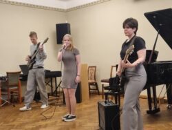 Muusikakooli bänd "ööROTID" vasakult Art Vizel, Laureen-Marie Piir, Kristel Koido