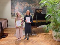 Vasakult Helin-Marii Viskas ja õpetaja Martina Liiver regioonivoorus