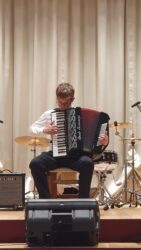 Esineb Steven Parmask