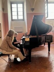 Emma Salf koos õpetajaga klaveritunnis