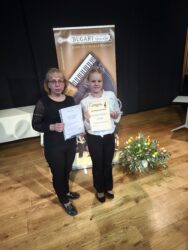 Õpetaja Ave Astel koos oma õpilase Kristina Piirsaluga