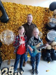 Hendri Pastak Räpina Muusikakoolist ja Mathias Teppo Tartu 1. Muusikakoolist koos ühise õpetaja Alari Piispeaga.