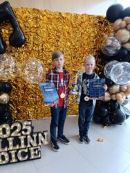 Hendri Pastak ja Mathias Teppo koos aukirjadega