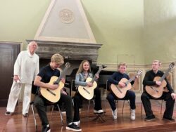 Lemme Salf koos kitarristide ja professoriga