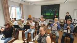 Puhkpilliorkestri proovis