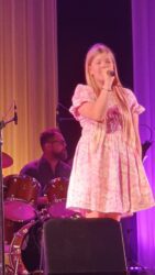 Esineb Helene Kanarik