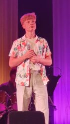 Esineb Alfred Vürst