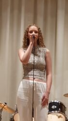 Esineb Helerin Salve