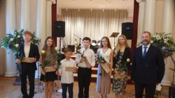 Noore Muusiku Fondi stipendiaadid vasakult: Alfred Vürst, Arhanna Sandra Arbma, Hendri Pastak, Karl-Markkus Rebane, Lemme Salf, Gete-Ly Vija ning Räpina Kultuurkapitali juhatuse liige Toomas Heering