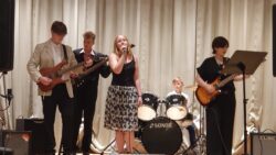 Räpina Muusikakooli bänd ööRotid koosseisus: Algis Nilin, Art Vizel, Laureen-Marie Piir, Hendri Pastak ja Kristel Koido