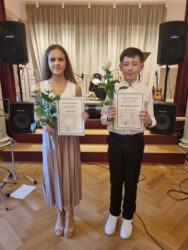 Noorema astme soololaulu vabaõppe lõpetajad Lemme Salf ja Karl-Markkus Rebane