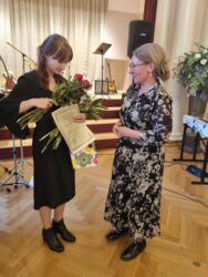 Õp Oksana Iljašenko õnnitleb enda õpilast Jana Mari Kala lõpetamise puhul