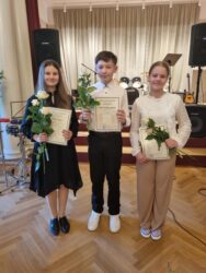 Põhiõppe noorema astme lõpetajad vasakult: Marie Jürgen, Karl-Markkus Rebane ja Kristina Piirsalu