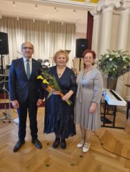 Muusikakooli direktor Marika Klimberg-Hyötyläinen koos Räpina vallavolikogu esimehe Peeter Sibula ja abivallavanem Piret Rammoga