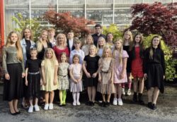 Lauljad koos juhendaja Margot Suure ja kontsertmeistri Jürgen Järvpõlluga